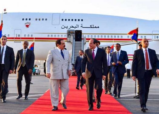 الرئيس السيسي يستقبل ملك البحرين في مطار القاهرة